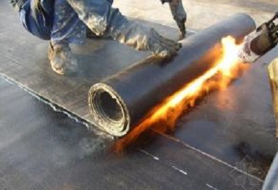 用水泥粘的防水卷材合适做屋顶吗,屋顶做防水老化旧卷材要不要揭掉