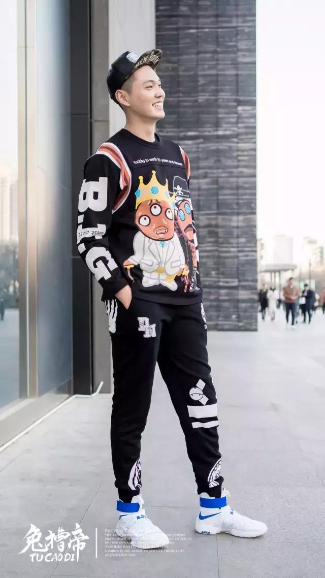 你的iphone7和AJ1同时掉河里，你先救哪个？