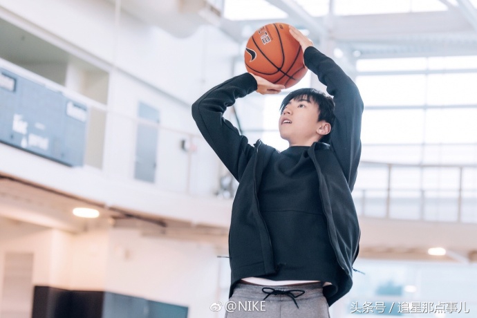 王俊凯nike彩虹鞋,王俊凯nike迪奥