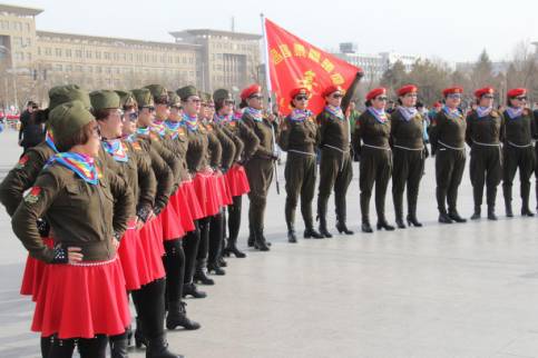 庆“三八”水兵舞展演，看“帅气”阿姨如何在广场圈粉！