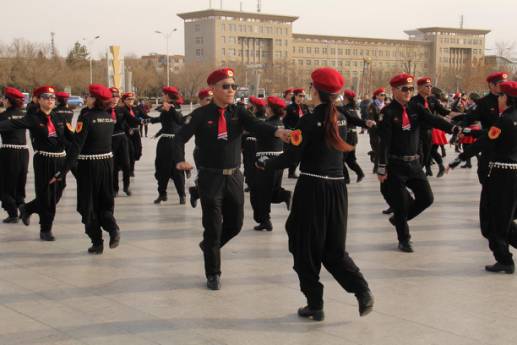 庆“三八”水兵舞展演，看“帅气”阿姨如何在广场圈粉！