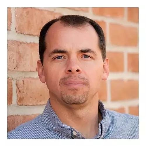 她早餐吃了一个三明治英文,她早餐吃了许多蔬菜和水果英语