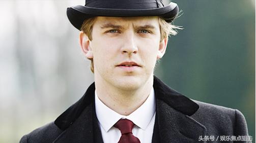 《美女与野兽》“大表哥”丹脱下野兽道具网友：太帅了