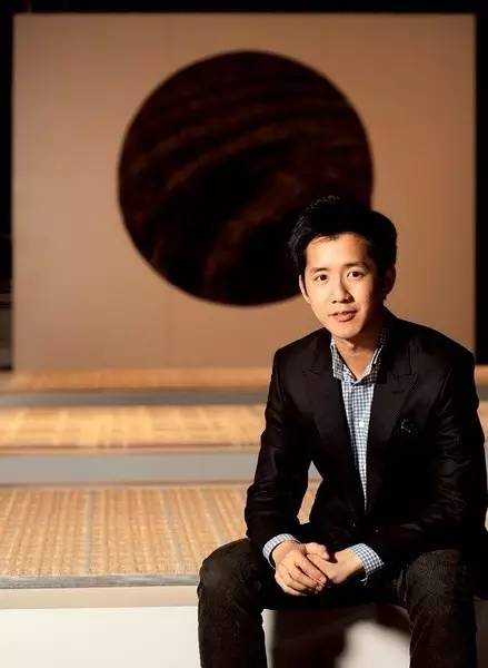 他放弃家族产业投身艺术，成为当今华人设计界的“钻石王老五”