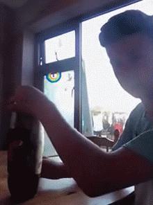 地铁惊现“大力神”，小伙子你前途无量啊