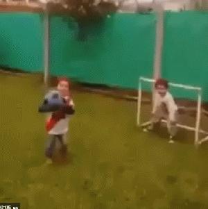 爆笑足球那些事原来门将是这样练习扑救的吃饭喝水着慎点