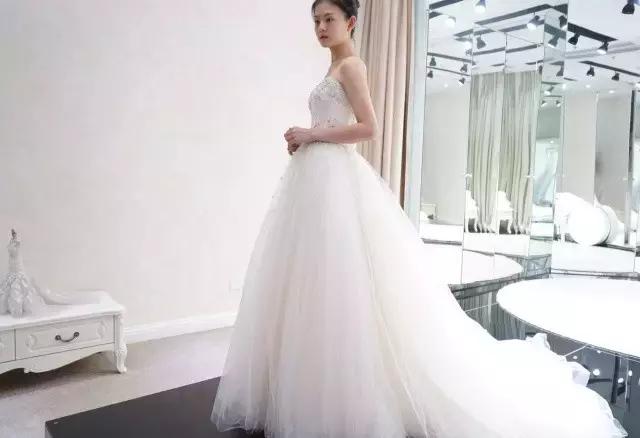 林心如的白色婚纱 (林心如婚纱衣服品牌推荐)