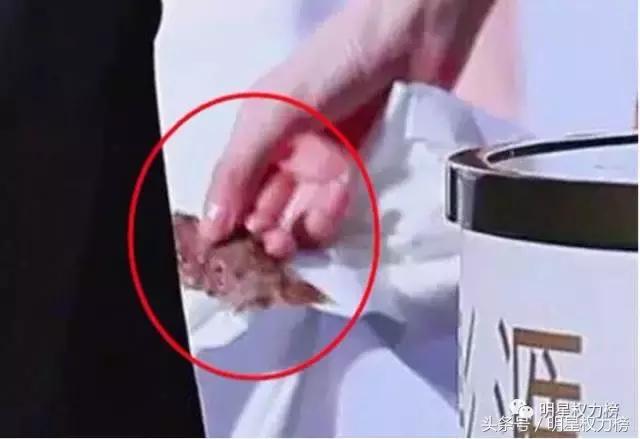 陈伟霆留牙印明显？唐嫣手里藏肉被发现？剧务组有人偷吃道具啦！