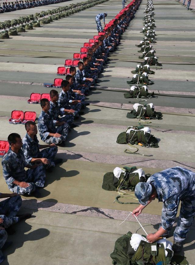空降兵伞降操作方法练习,空降兵降落伞什么原理