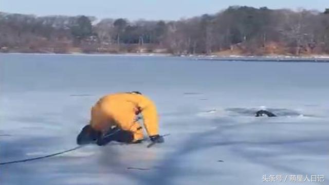 防溺水志愿者劝离下水游泳人员,抗洪水救灾救生队员被洪水冲走