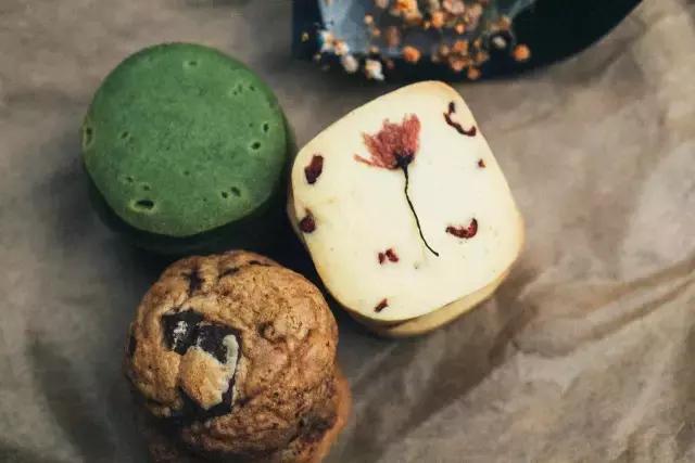 她用只卖7天的芝士条征服明星，如今带着纯手工的磅蛋糕降临魔都