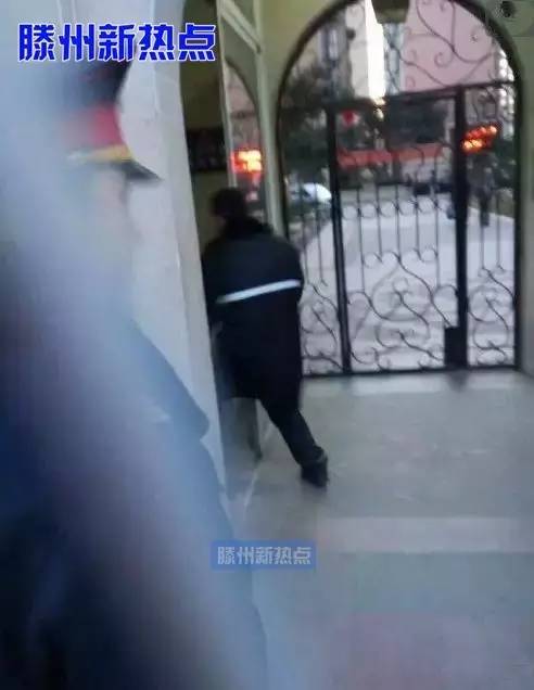 滕州：日照国际一住户失火；滕都帝景附近一辆轿车翻车；在马路中间停车玩手机；某超市自己关店整改！出租车怼了警车！