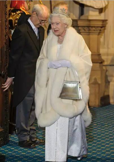 英国女王背双肩包,英国女王专宠乔治王子