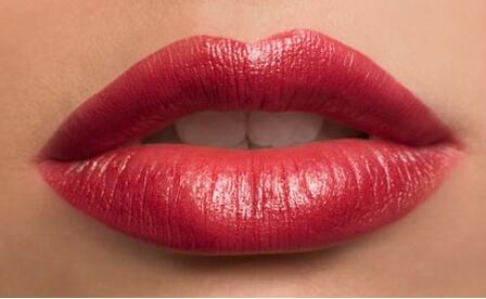 女人在冬季需要选择正确的润唇膏,如何选择合适自己的润唇膏呢