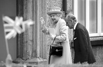 英国女王背双肩包,英国女王专宠乔治王子