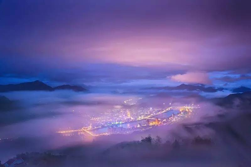 浙里有座藏在大山里的小香港，低调得让人心疼，高铁2h即达！