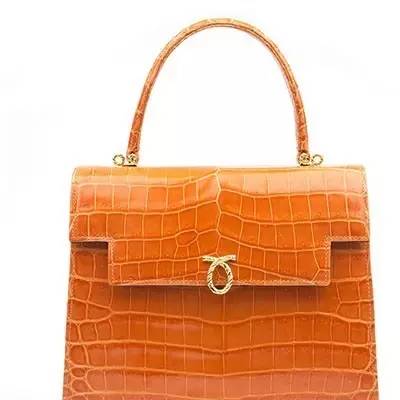 英国女王背双肩包,英国女王专宠乔治王子