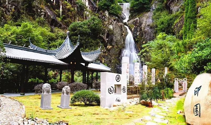 浙里有座藏在大山里的小香港，低调得让人心疼，高铁2h即达！