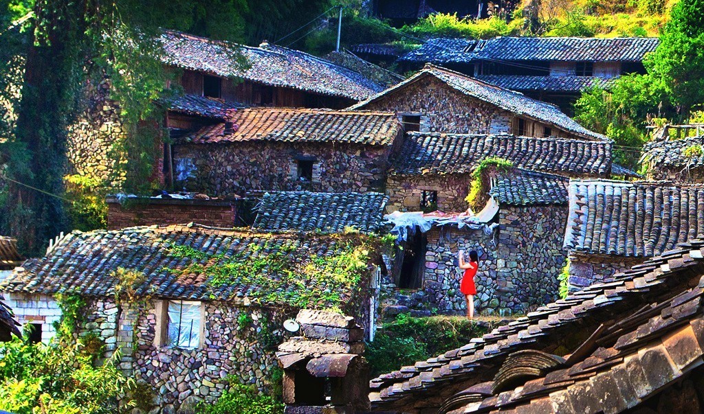 浙里有座藏在大山里的小香港，低调得让人心疼，高铁2h即达！