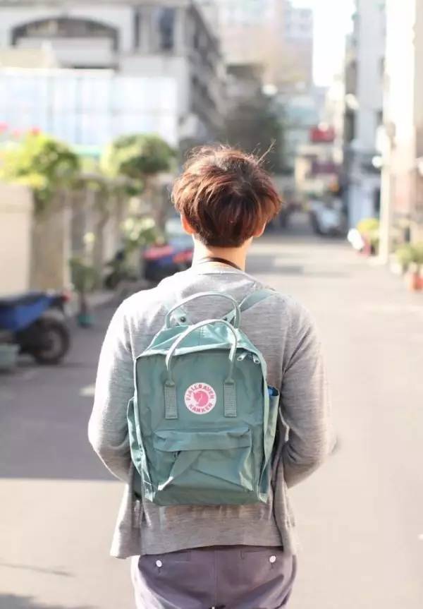 有态度｜谁说双肩包就是年轻人的专利，明明是谁背谁都美啊！