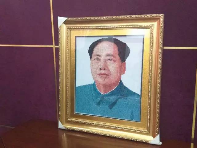 米东区艾合买提夫妇绣毛主席、习主席像送社区表*党**恩