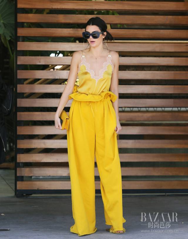 穿上这条束腰纸袋裤，手机里的P腿软件我全都能够卸载咯！