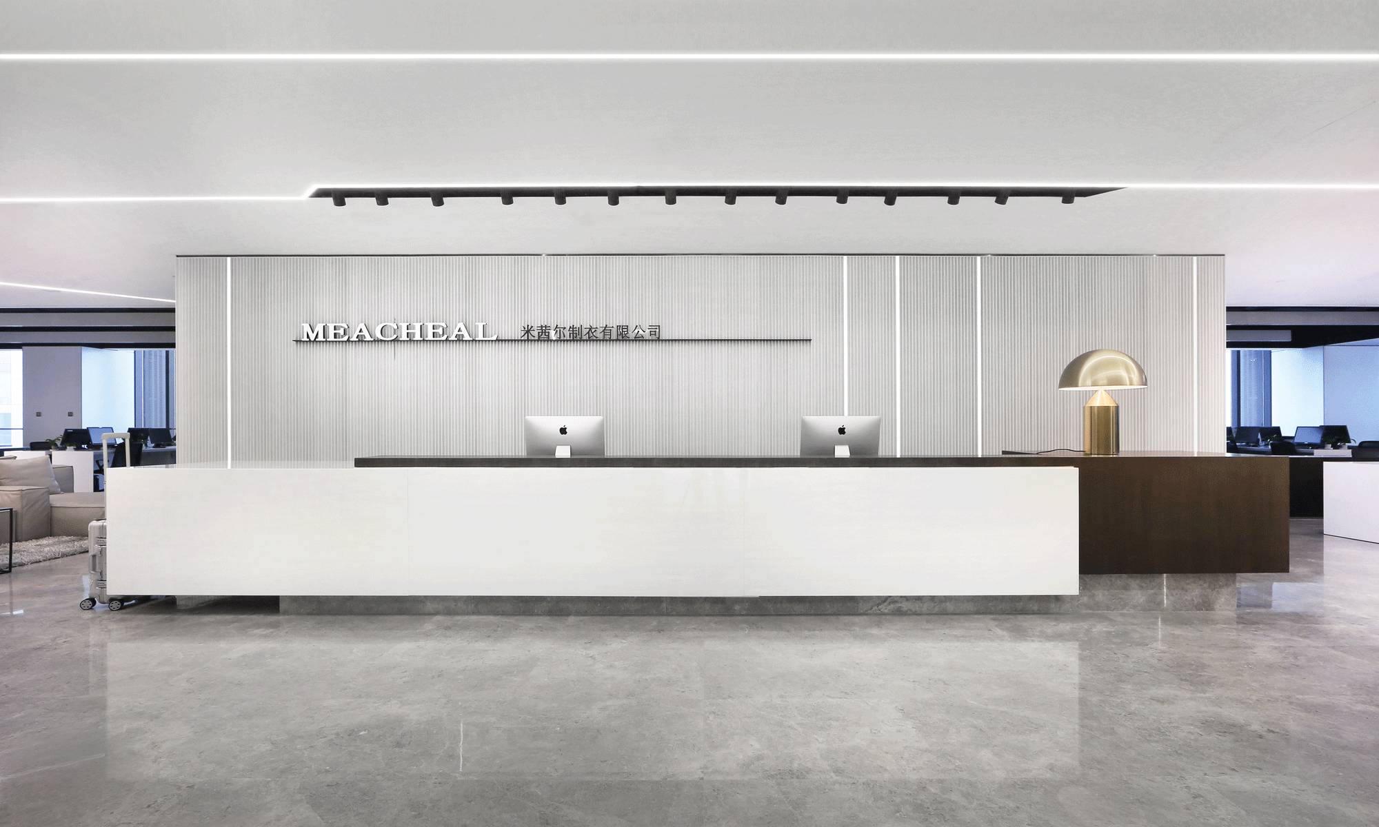 一个年轻潮服品牌的办公空间却选了素白当主打色？「设计联·1584期」