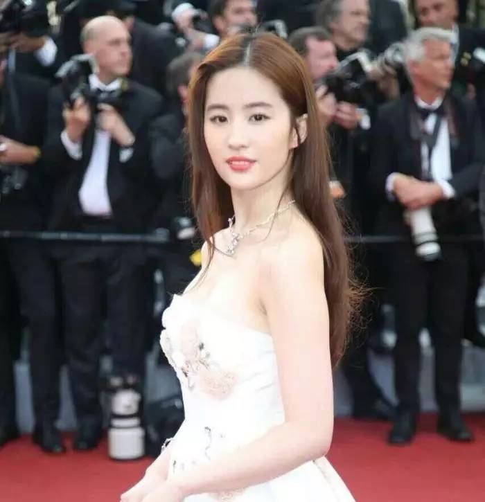 中分发型是怎样的,中分碎盖发型怎么处理