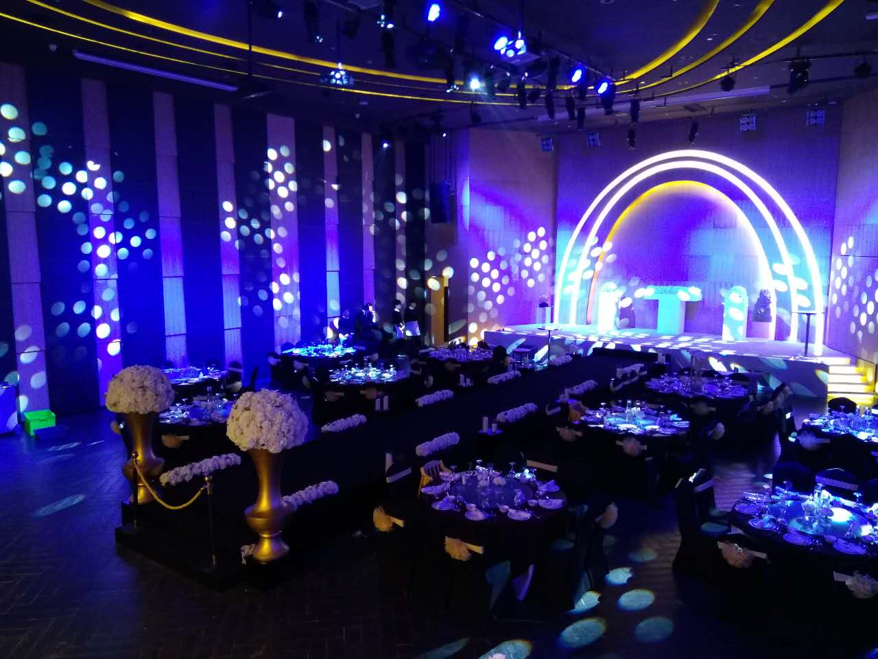 婚礼会所和酒店哪个好,结婚在家里办还是酒店办