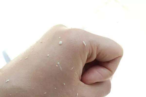 为什么涂抹护肤品搓泥原因大揭秘,护肤品搓泥是什么原因