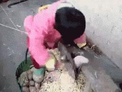 这小伙在沙滩不好好晒太阳，学人射门，射完足球就哭了