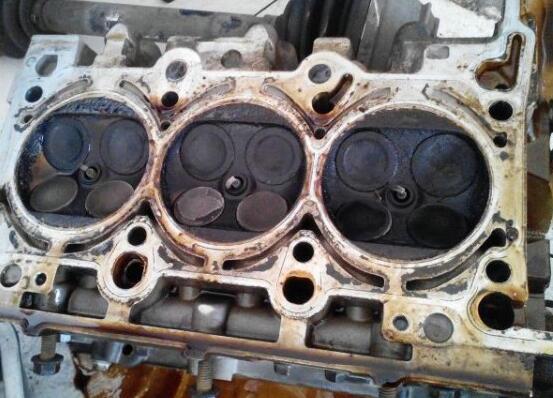 使用假机油对汽车有什么危害,假机油危害发动机的图片