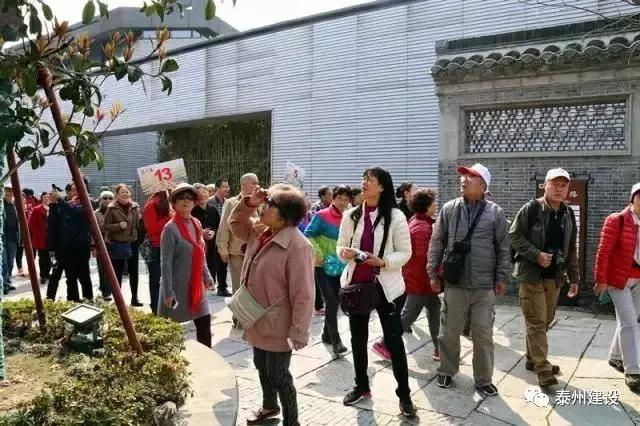 广东首次开往泰州的“花境”梦东南专列近600名游客畅游稻河湾