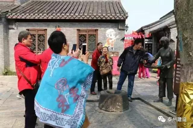 广东首次开往泰州的“花境”梦东南专列近600名游客畅游稻河湾