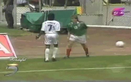 c罗假摔皮克偷笑动图gif,c罗抢伊瓜因单刀动态gif