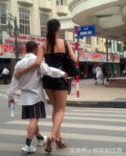 成年袋鼠打架时哪个部位支撑身体,袋鼠和袋鼠为什么喜欢打架