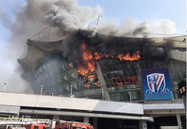 虹口足球场火灾责任人,上海虹口足球场现场