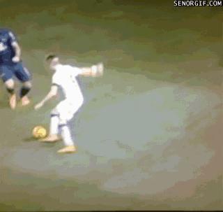 c罗假摔皮克偷笑动图gif,c罗抢伊瓜因单刀动态gif