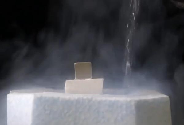 生活中怎样让物体悬浮和太空一样,能让物体悬浮的科学小实验