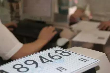 汽车销售商开假临牌如何追责,以案说法套牌