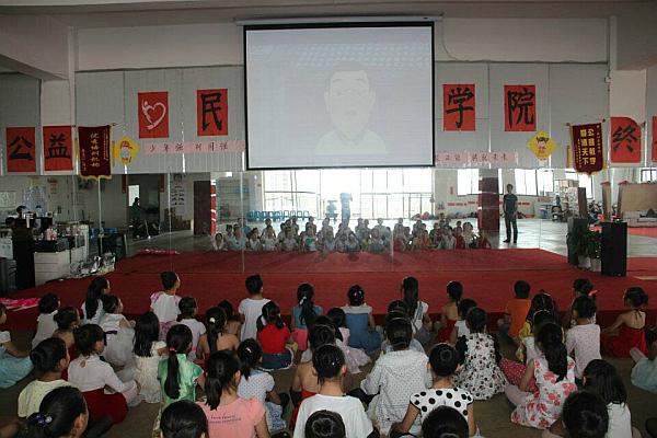 “三爱文化”是学院非常重视的教育方向《爱国爱家爱自己》