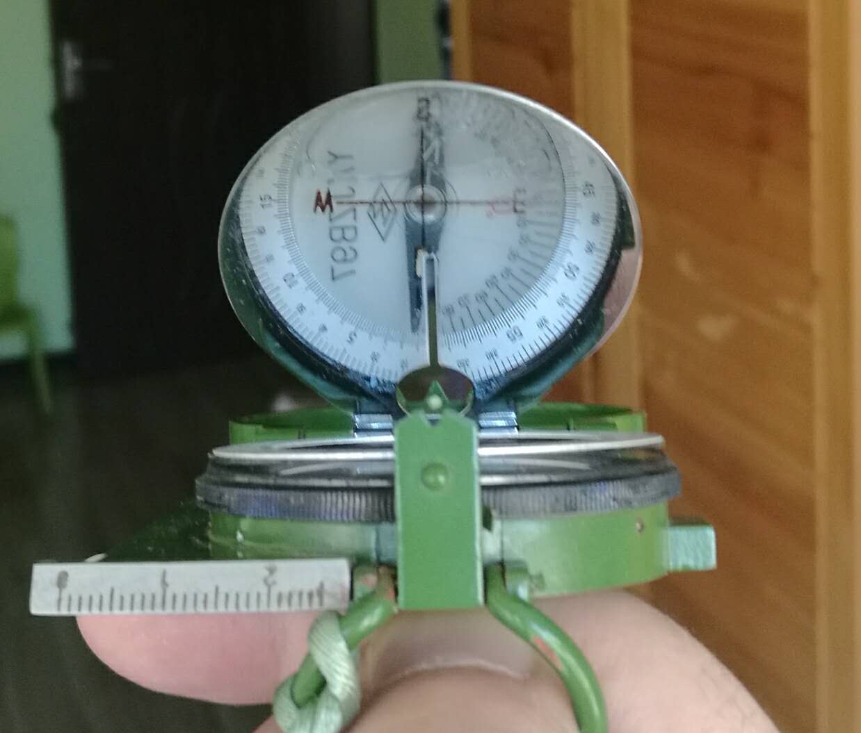 从军品店搞个指北针，学会咋用，咱们就能够玩解放军的按图行进了