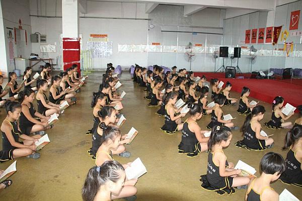 “三爱文化”是学院非常重视的教育方向《爱国爱家爱自己》