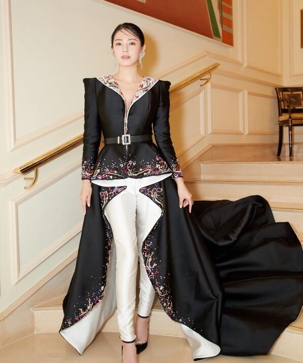 章子怡与周冬雨获奖名单,章子怡赵薇周冬雨黑礼服亮相