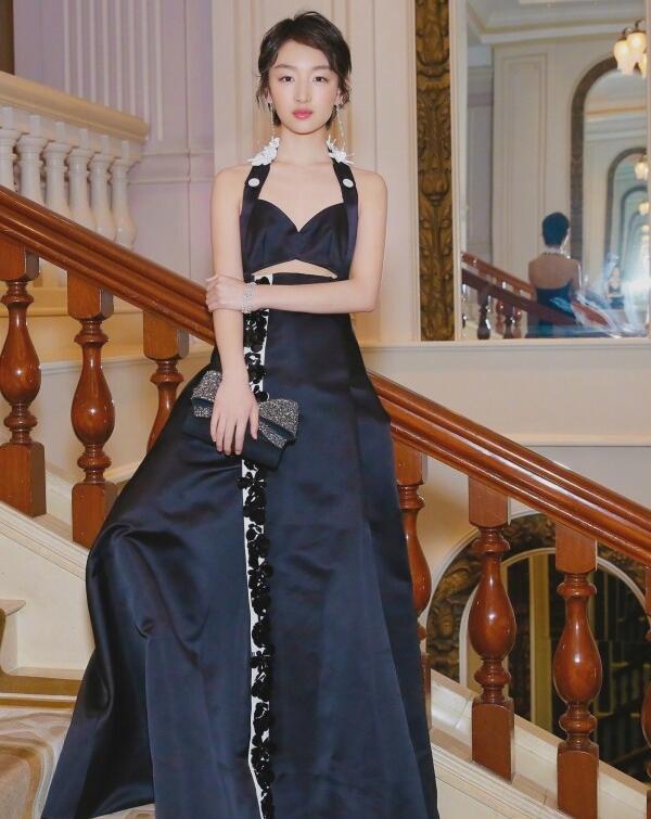 章子怡与周冬雨获奖名单,章子怡赵薇周冬雨黑礼服亮相