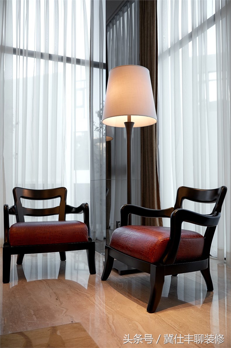 富豪的两栋别墅连为一体，一栋家人住，另一栋招待客人