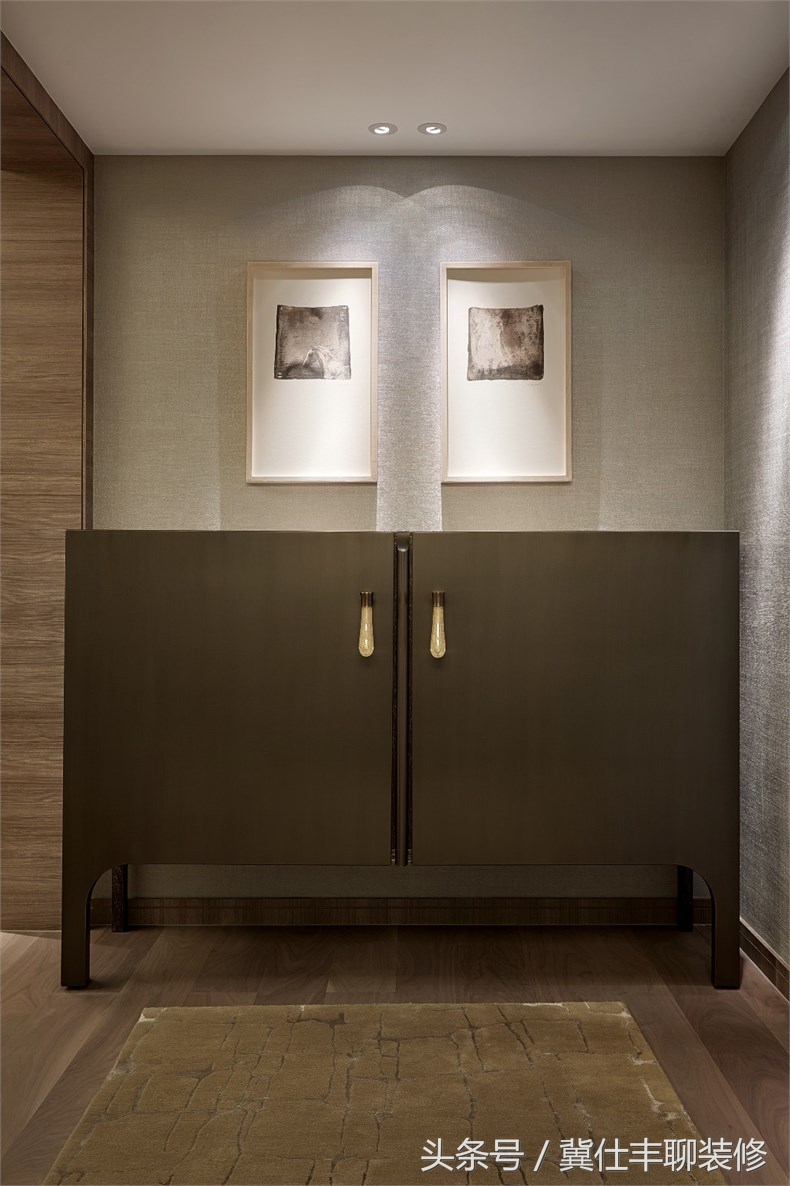 富豪的两栋别墅连为一体，一栋家人住，另一栋招待客人