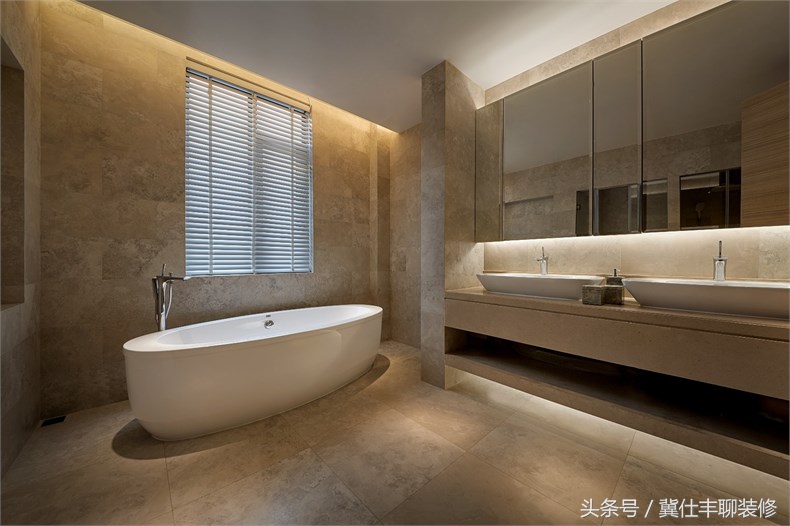 富豪的两栋别墅连为一体，一栋家人住，另一栋招待客人