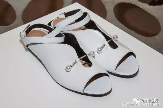 一双鞋，火过大牌包