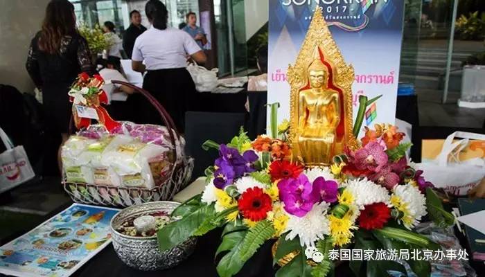 泰国的泼水节有别于云南的泼水节,泰国曼谷国际泼水节